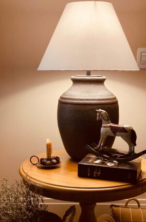 Sevilia marrom com textura e cúpula cônica branca