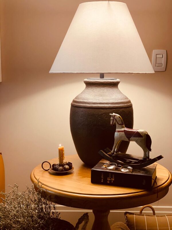 Sevilia marrom com textura e cúpula cônica branca